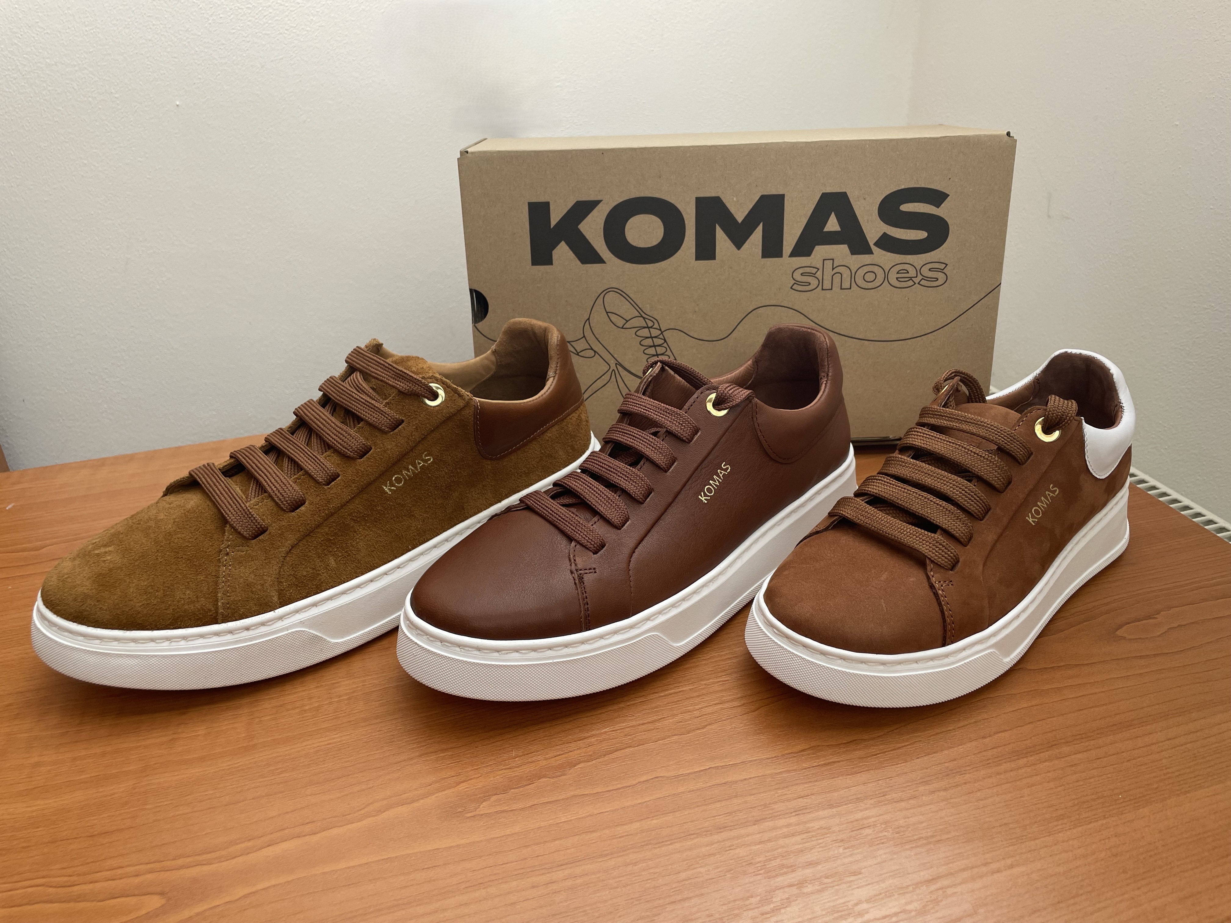 Porovnanie kože: velúr, nubuk a hladká koža na teniskách KOMAS